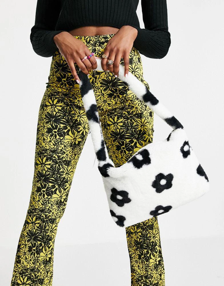 商品ASOS|ASOS DESIGN 90s shoulder bag with faux fur floral print in white ,价格¥96,第3张图片详细描述