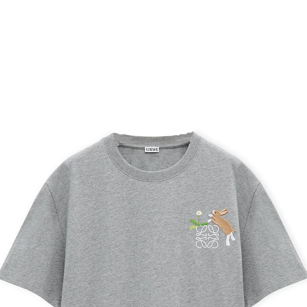 商品[国内直发] Loewe|罗意威 x Suna Fujita SS25 圆领��小兔图案刺绣宽松短袖T恤 男款 灰色,价格¥4927,第7张图片详细描述