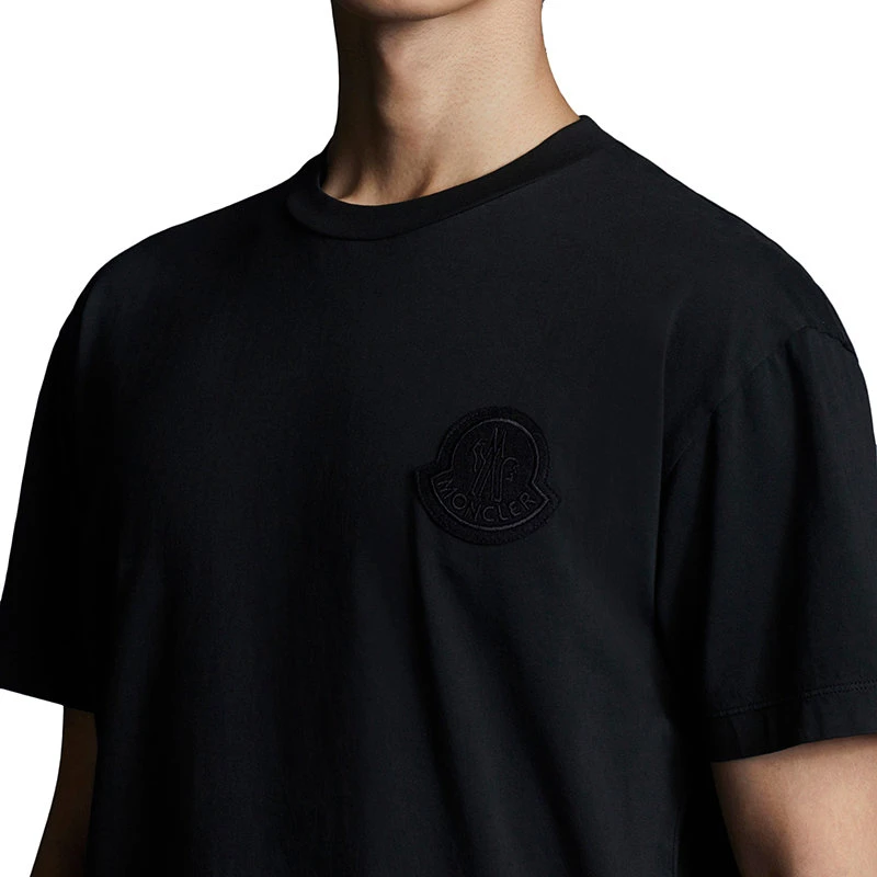 商品Moncler|【预售3-7天】Moncler/蒙克莱 22年早春新款 1952系列 男士黑色有机纯棉标志贴片短袖T恤H10928C00011809KL999,价格¥21649,第6张图片详细描述