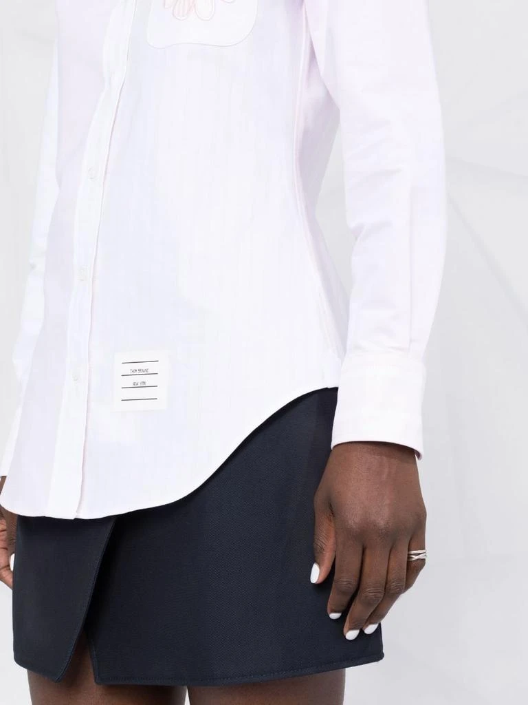 商品Thom Browne|THOM BROWNE WOMEN CLASSIC LONG SLEEVE ROUND COLLAR SHIRT W/ FLOWER APPLIQUE POCKET IN FUNMIX HAIRLINE REP STRIPE OXFORD,价格¥2086,第5张图片详细描述