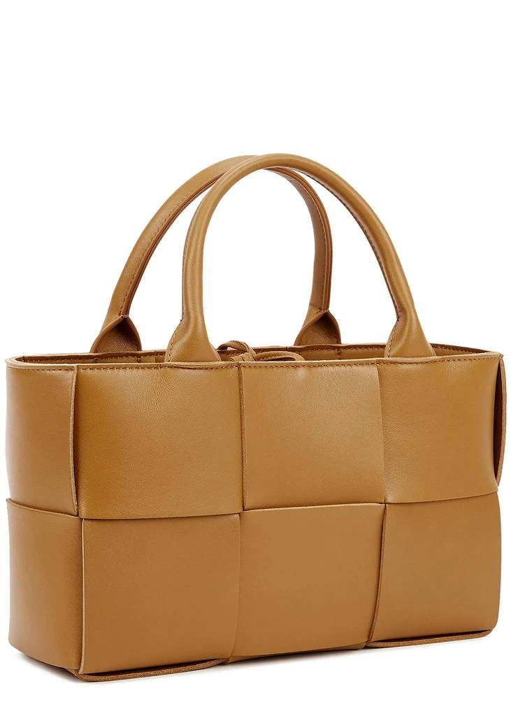 商品Bottega Veneta|Arco Intrecciato mini leather tote,价格¥21930,第2张图片详细描述