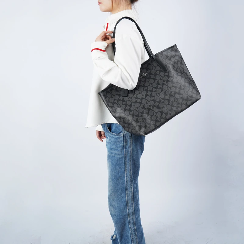 商品[国内直发] Coach|蔻驰 City 33 经典老花按扣开合大容量 帆布拼皮革 托特包Tote包购物袋单肩包 女款 黑色,价格¥2497,第7张图片详细描述