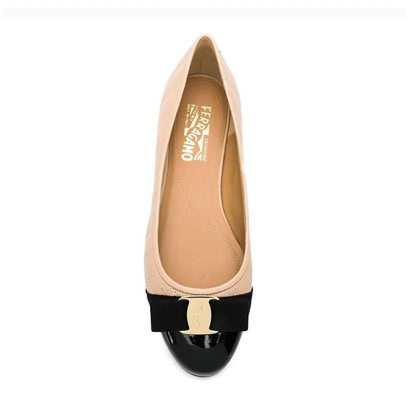 商品Salvatore Ferragamo|SALVATORE FERRAGAMO 女士裸色黑色拼色羊皮菱格平底船鞋 0702228,价格¥5827,第12张图片详细描述