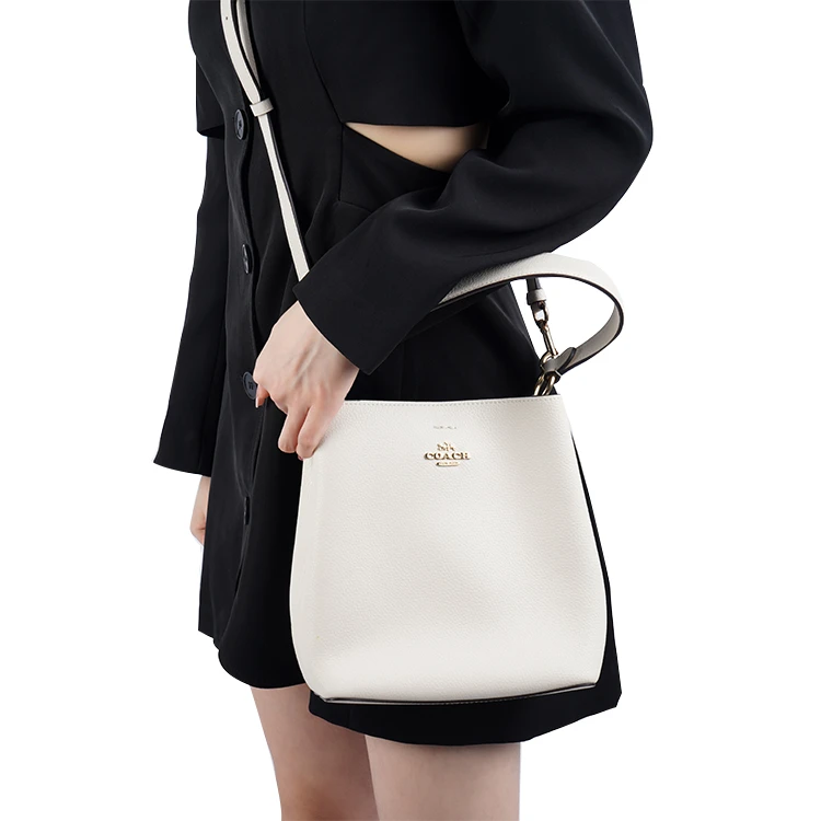 商品[国内直发] Coach|蔻驰 Town 21 金属Logo标志性徽标压印吊饰 抛光鹅卵石纹皮革 水桶包手提单肩斜挎包 小号 女款 白色,价格¥3312,第7张图片详细描述