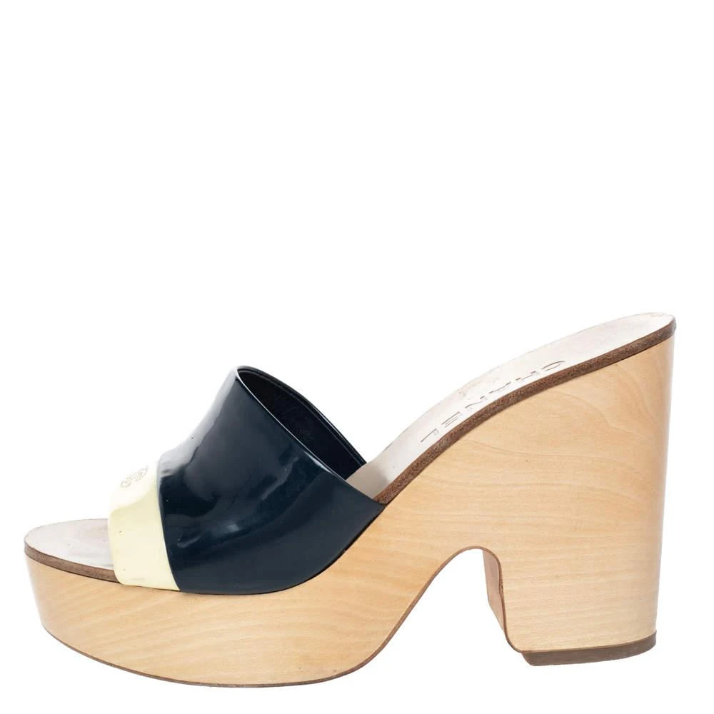 商品[二手商品] Chanel|Chanel Cream/Blue Patent Leather CC Wooden Clogs Sandals Size 37.5,价格¥3180,第2张图片详细描述