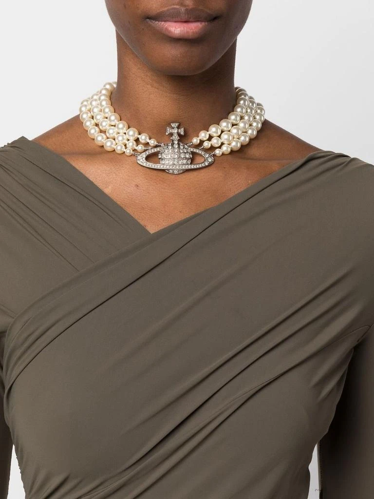 商品Vivienne Westwood|VIVIENNE WESTWOOD - Three Row Pearl Bas Relief Choker,价格¥3082,第2张图片详细描述