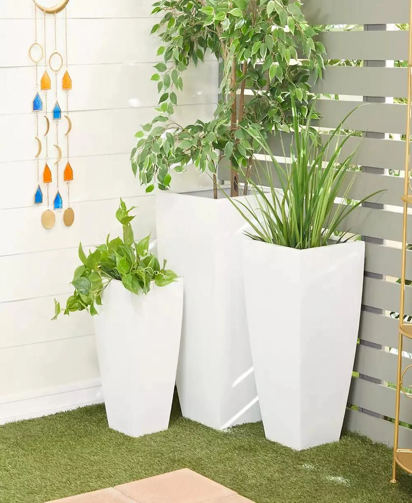 White Metal Indoor Outdoor Light Weight Planter with Tapered Base and Fluted Design Set of 3 商品