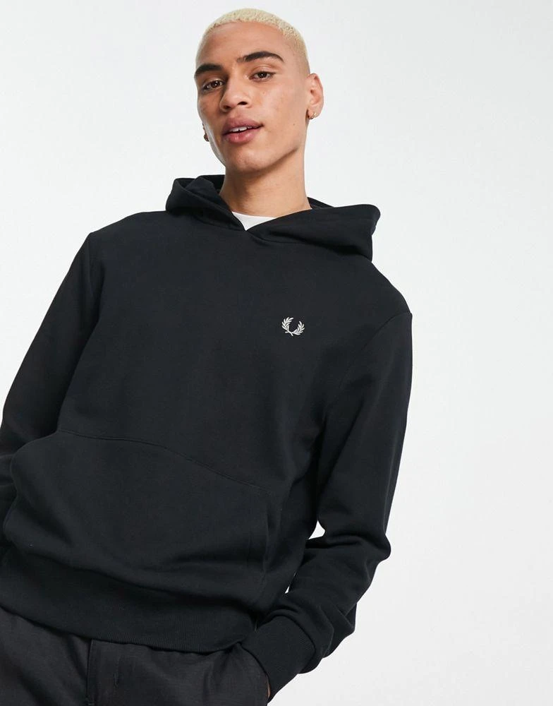商品Fred Perry|Fred Perry laurel wreath back print hoodie in black,价格¥487,第2张图片详细描述