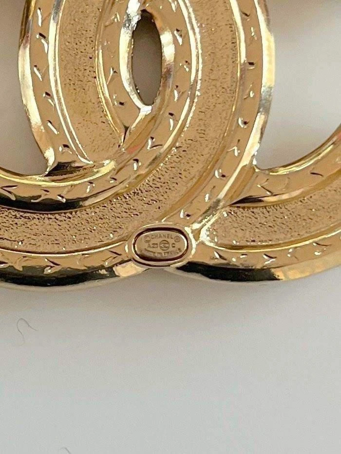 商品Chanel|Chanel gold quilted crystal embellished oversized brooch,价格¥10176,第5张图片详细描述