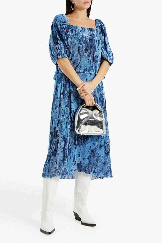 商品Ganni|Shirred printed plissé-chiffon midi dress,价格¥446,第2张图片详细描述