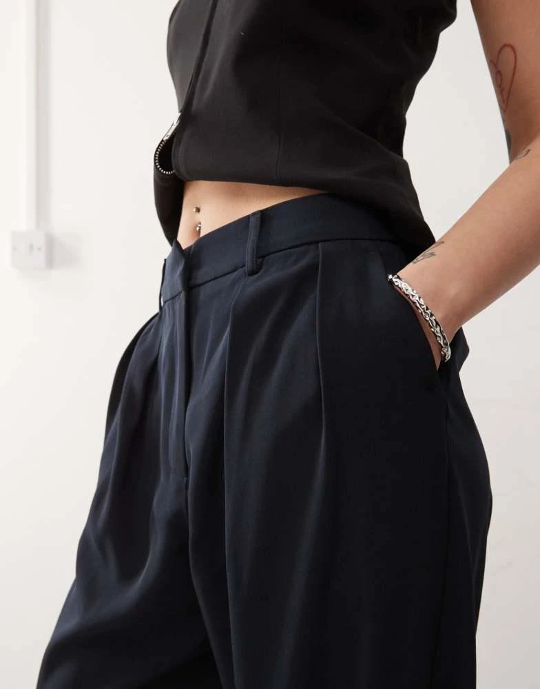 商品Motel|Motel nala slouchy wide leg low rise trousers in navy,价格¥325,第3张图片详细描述