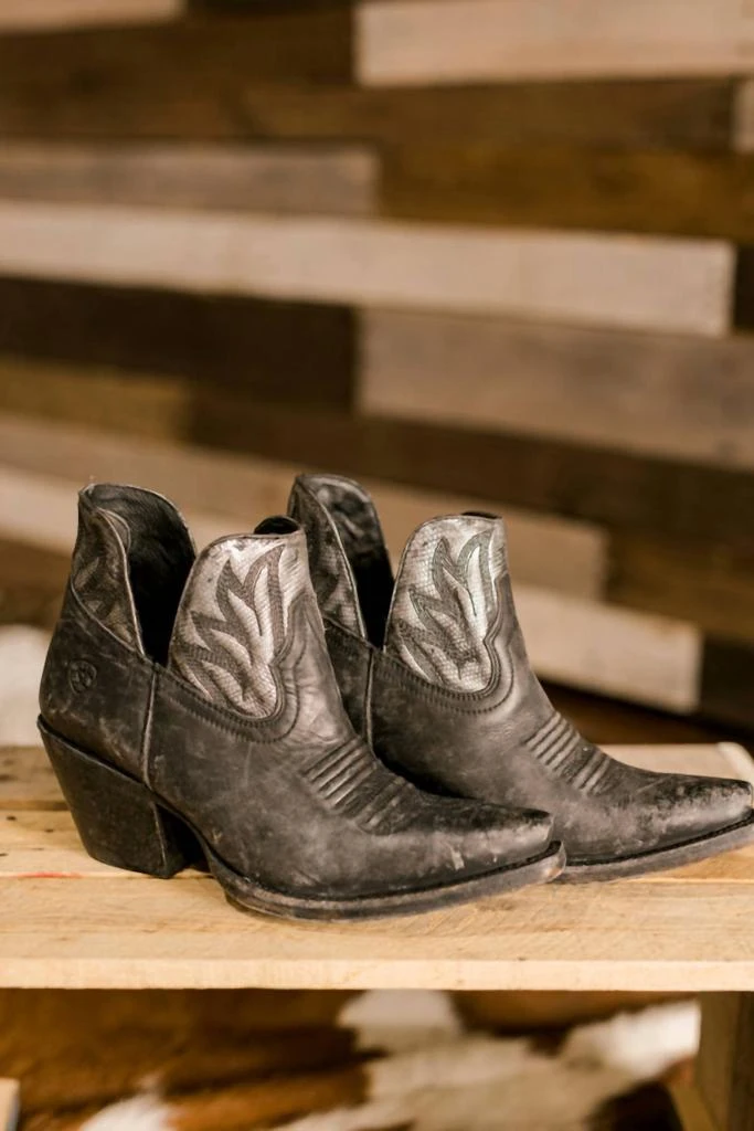 商品Ariat|Hazel Western Boot In Naturally Distressed Black,价格¥1180,第1张图片