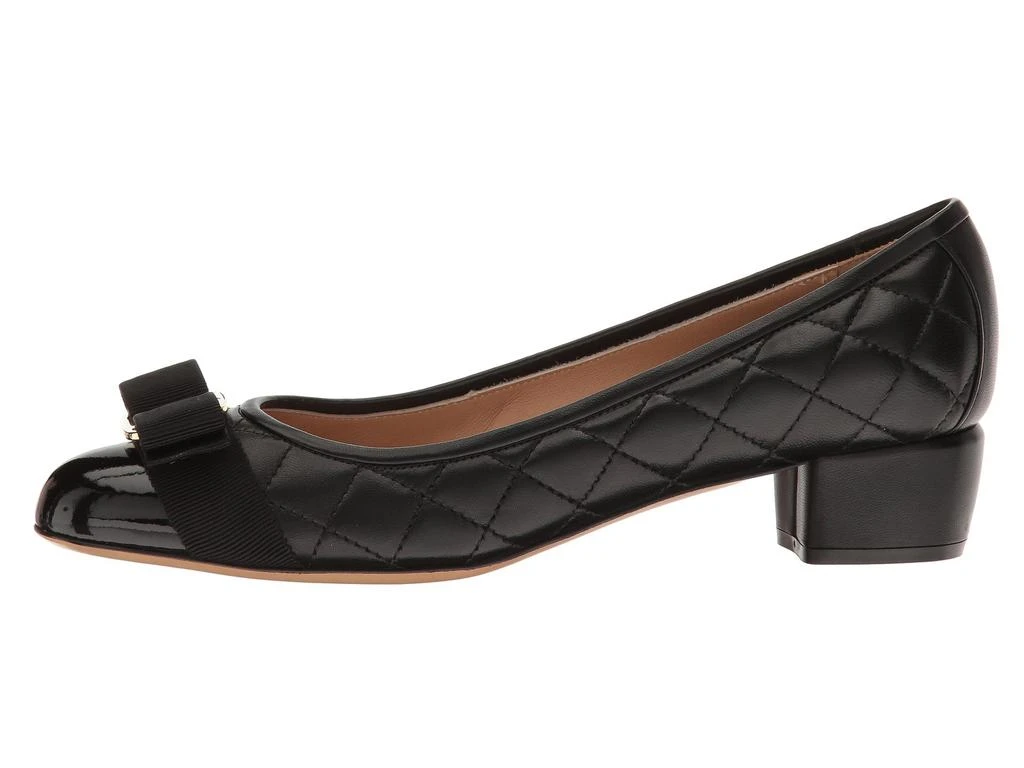 商品Salvatore Ferragamo|Vara Q 蝴蝶结菱格纹粗跟鞋,价格¥4799,第4张图片详细描述