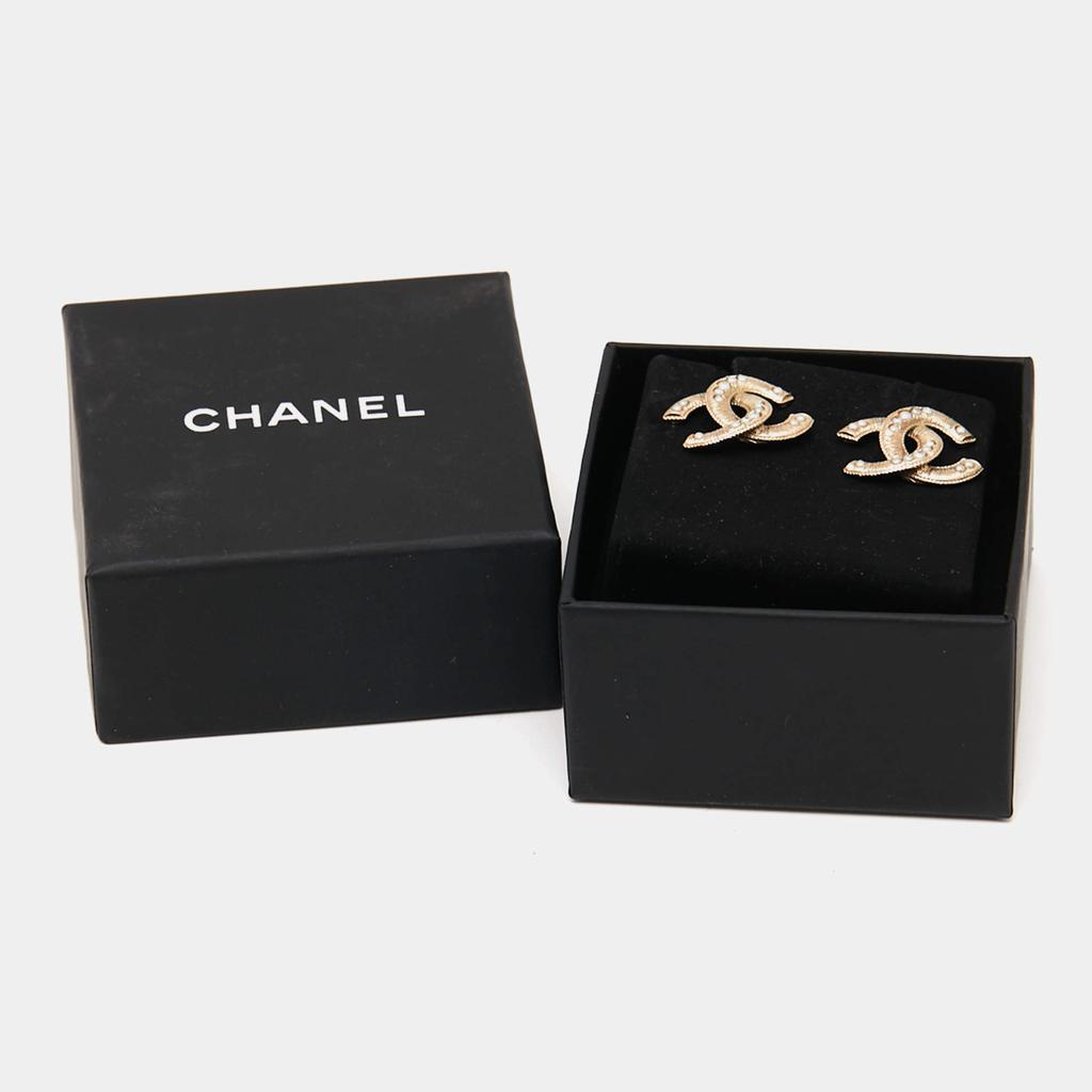 Chanel Pale Gold Tone Faux Pearls CC Stud Earrings商品第5张图片规格展示