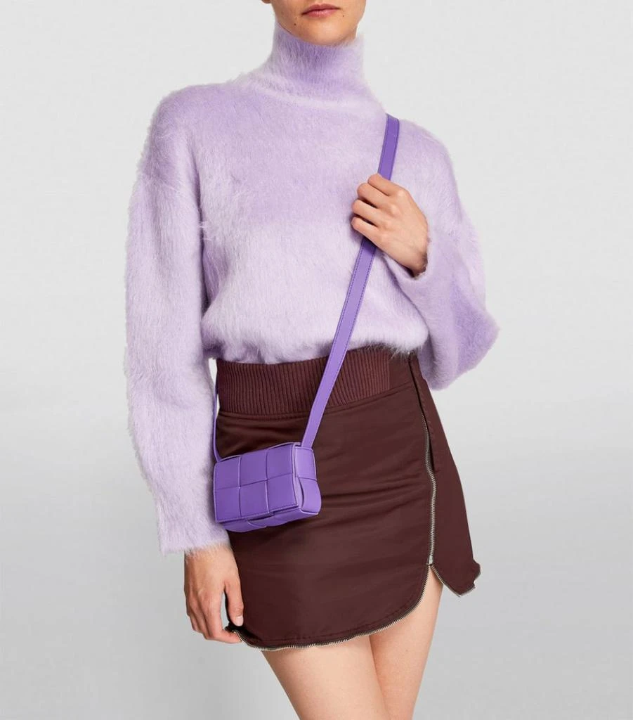 商品Bottega Veneta|Mini Leather Cassette Cross-Body Bag,价格¥10350,第5张图片详细描述