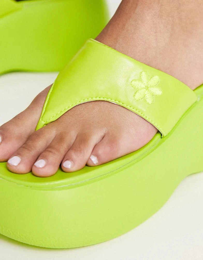商品Daisy Street|Daisy Street Exclusive chunky sole flip flop sandals in lime,价格¥186,第3张图片详细描述