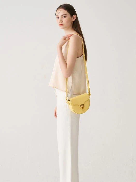 商品Coccinelle|Beat Mignon Halfmoon Bag_7 Color,价格¥2447,第2张图片详细描述