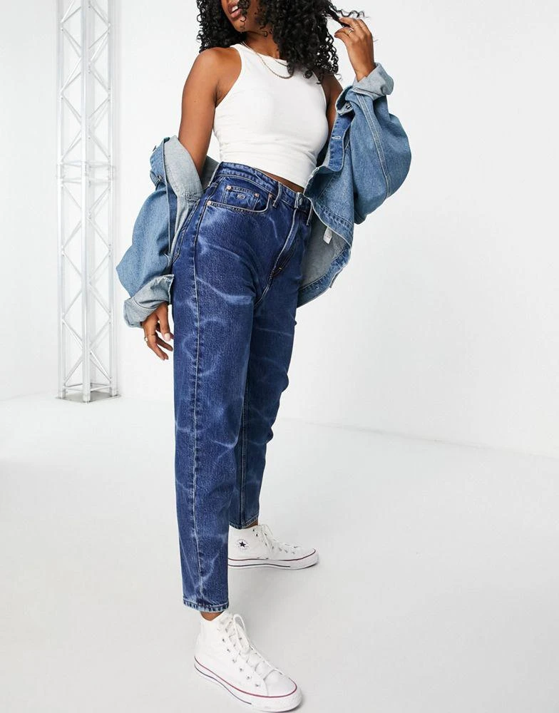 商品Tommy Hilfiger|Tommy Jeans high rise mom jean in pool wash,价格¥531,第1张图片