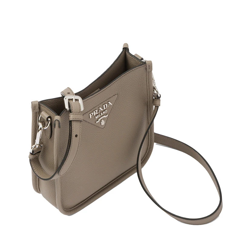 商品Prada|【预售3-7天】PRADA/普拉达 22新款 女士迷你粘土灰色皮革正面金属刻字徽标单肩斜挎包1BH191_2DKV_F0572_V_3OO,价格¥14875,第4张图片详细描述