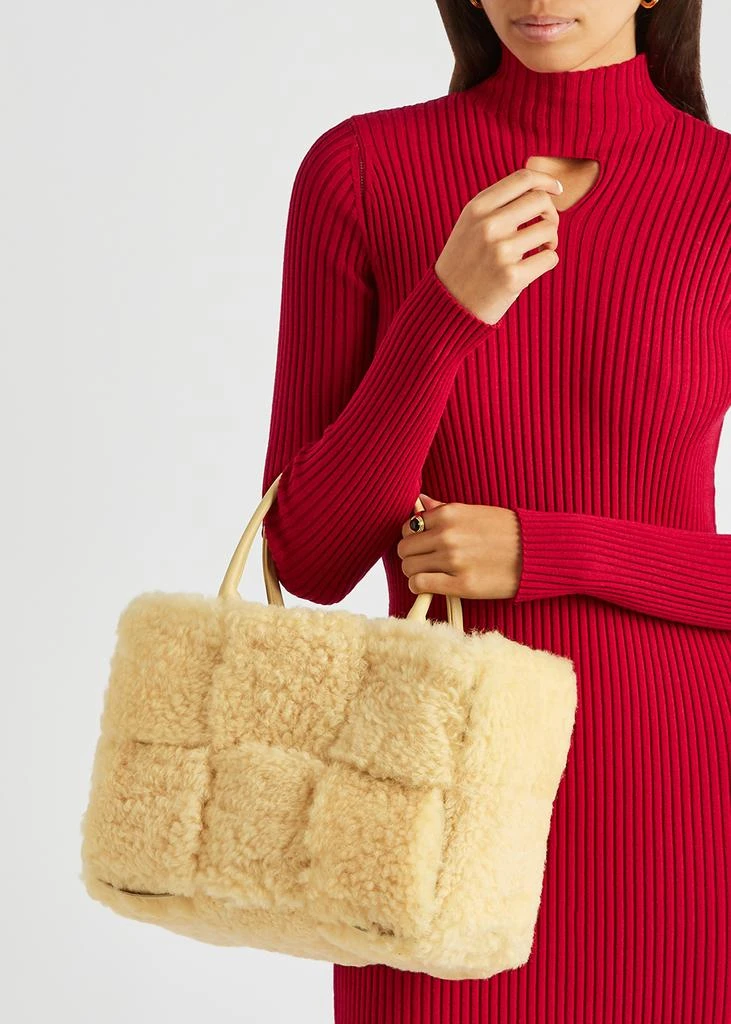 商品Bottega Veneta|Arco Intrecciato small yellow shearling tote,价格¥15068,第5张图片详细描述