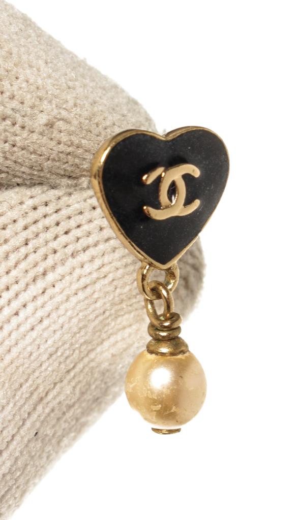 Chanel Black Heart CC Dangle Pearl Earrings商品第3张图片规格展示