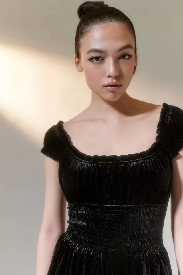 商品Urban Outfitters|UO Rosie Velvet Smocked Romper,价格¥224,第3张图片详细描述