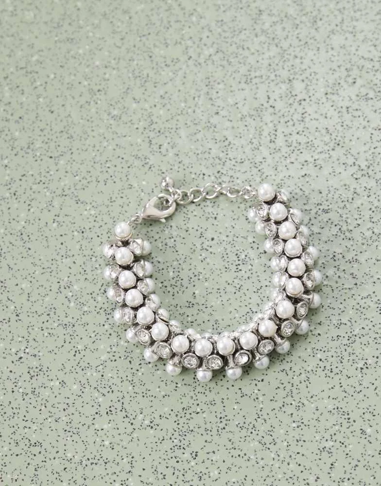 商品Reclaimed Vintage|Reclaimed Vintage statement bracelet with pearls in silver,价格¥133,第2张图片详细描述