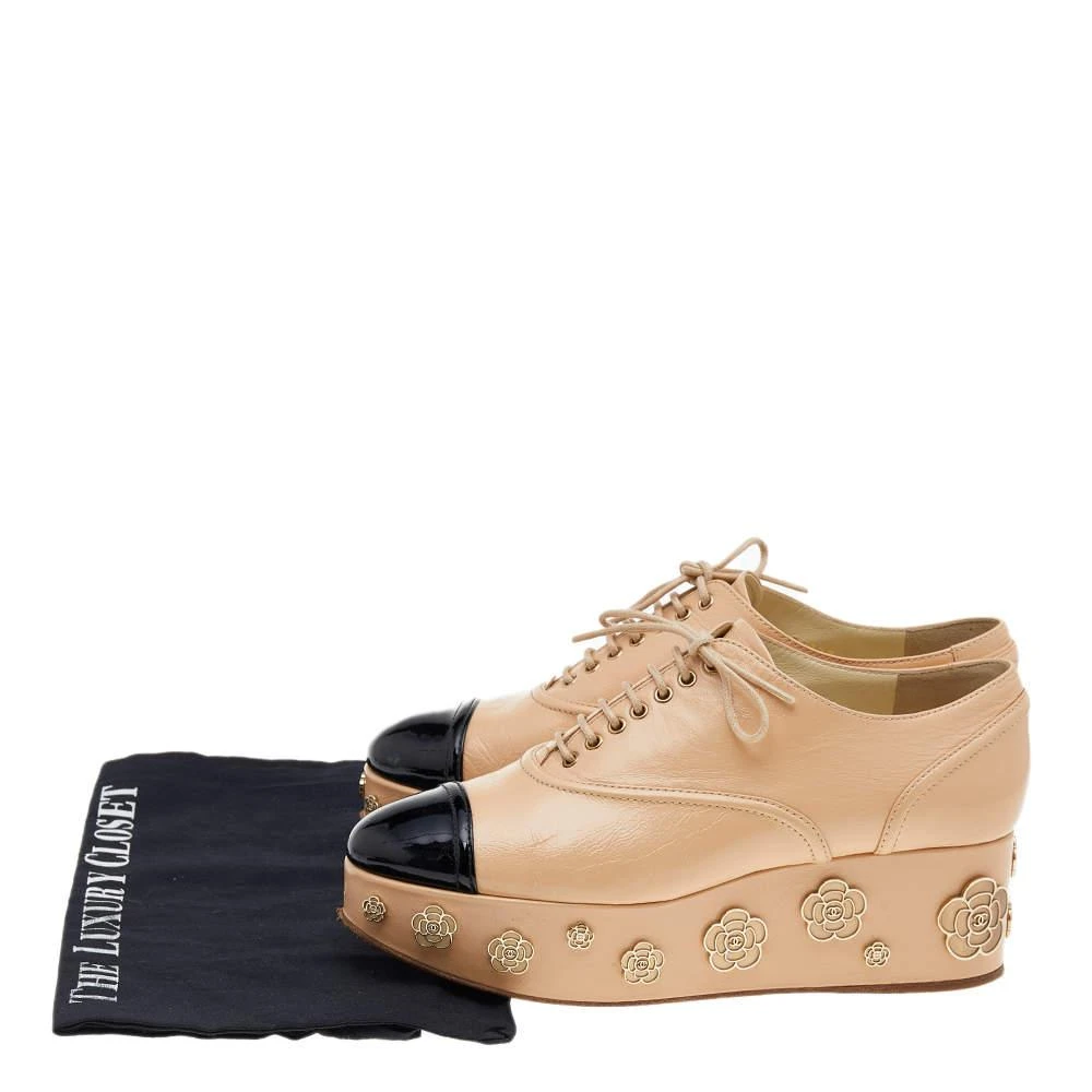 Chanel Beige-Black Patent And Leather Camellia Platform Sneakers Size 39.5 商品