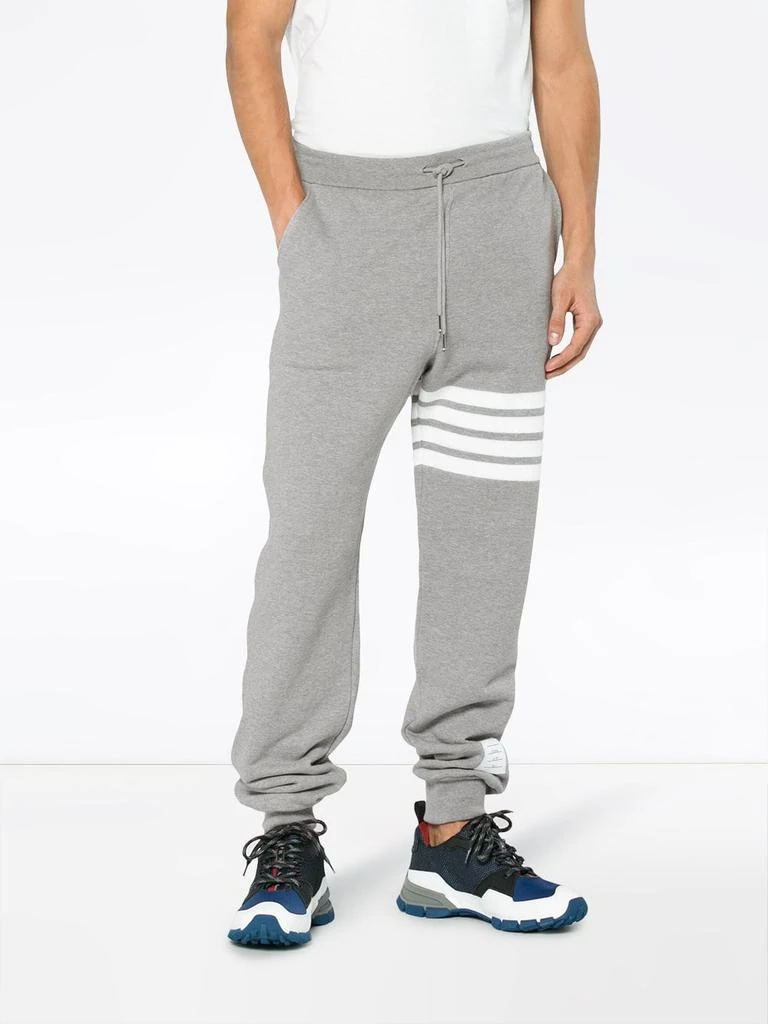 商品Thom Browne|THOM BROWNE MEN CLASSIC SWEATPANT WITH ENGINEERED 4-BAR IN CLASSIC LOOP BACK,价格¥5921,第1张图片