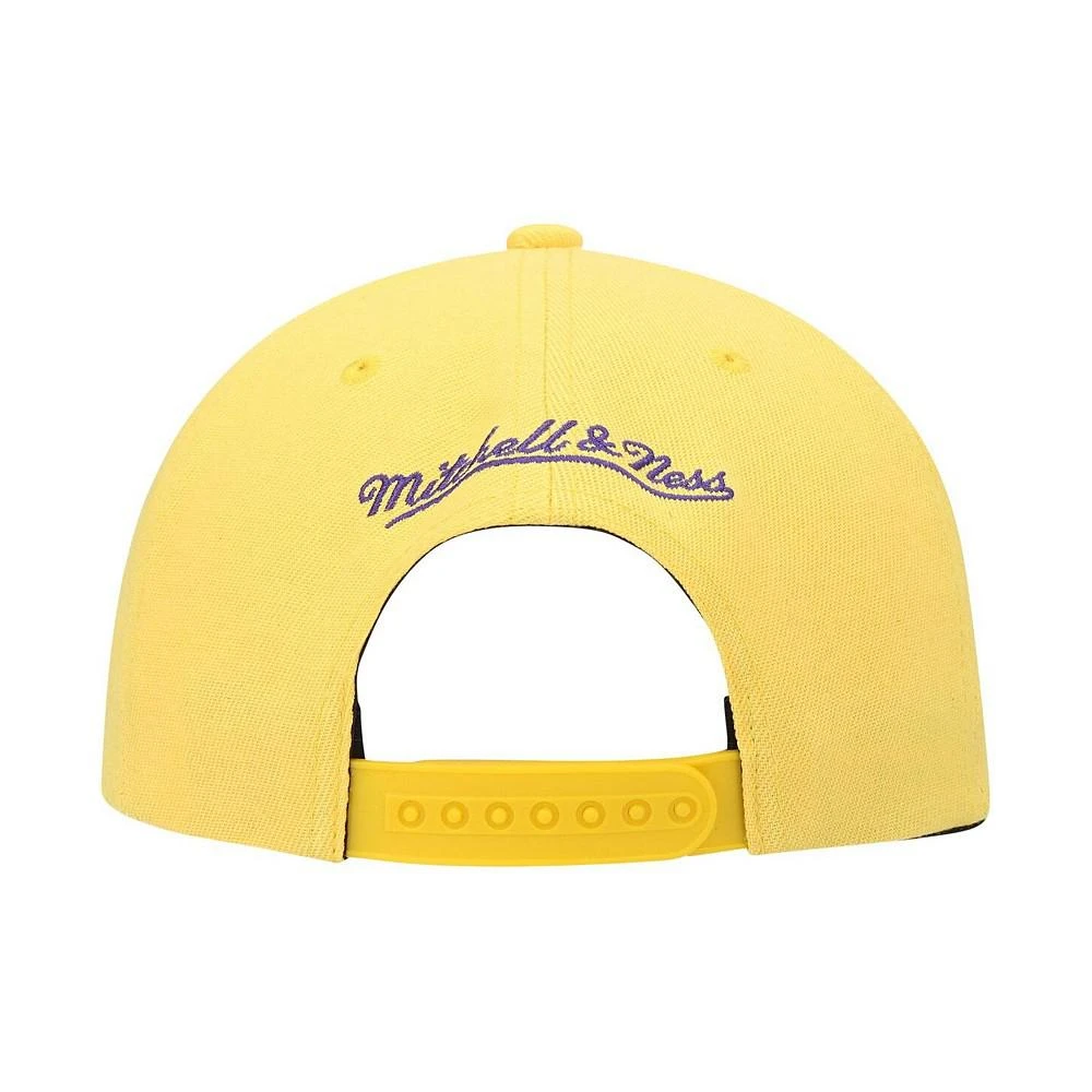 商品Mitchell and Ness|Men's Gold and Purple Los Angeles Lakers Hardwood Classics 2001 NBA Finals Patch Snapback Hat,价格¥255,第3张图片详细描述