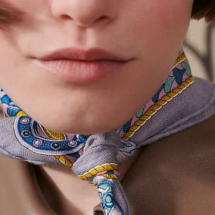 商品[国内直发] Hermes|爱马仕 经典图案印花装饰 桑蚕丝 山羊绒 丝巾 女款 杂灰色,价格¥3555,第6张图片详细描述