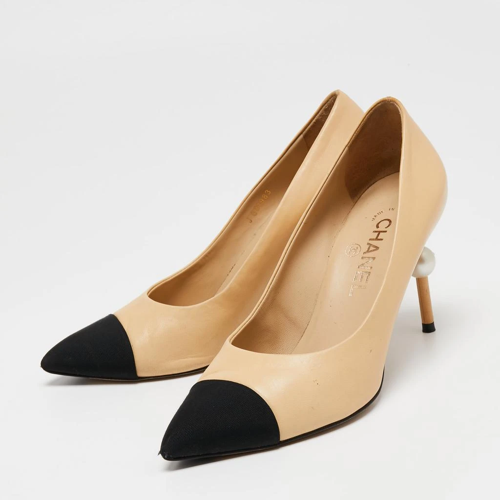 商品[二手商品] Chanel|Chanel Beige/Black Leather And Canvas Faux Pearl Cap Toe Pointed Toe Pumps Size 38,价格¥3666,第2张图片详细描述