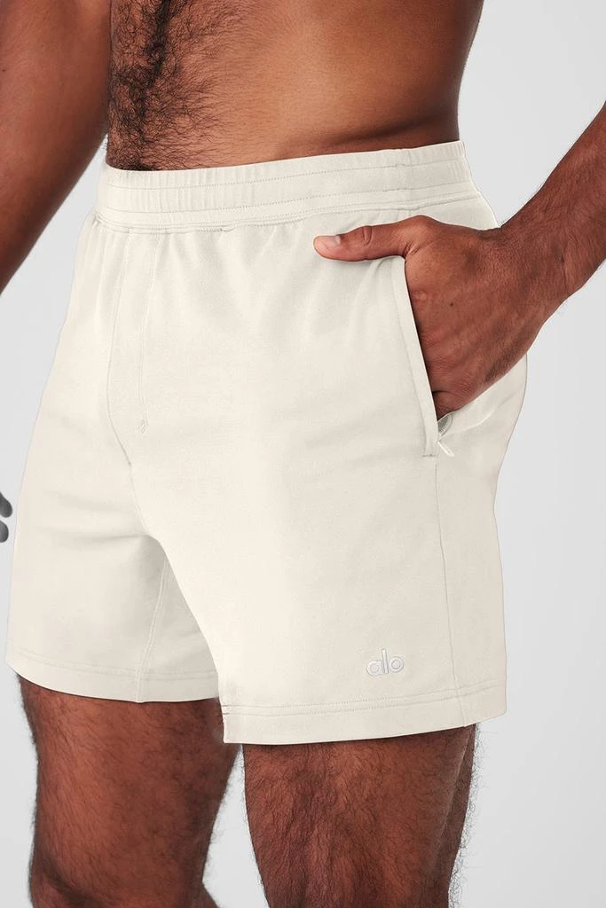 商品Alo|Conquer React Performance Short - Bone,价格¥510,第4张图片详细描述