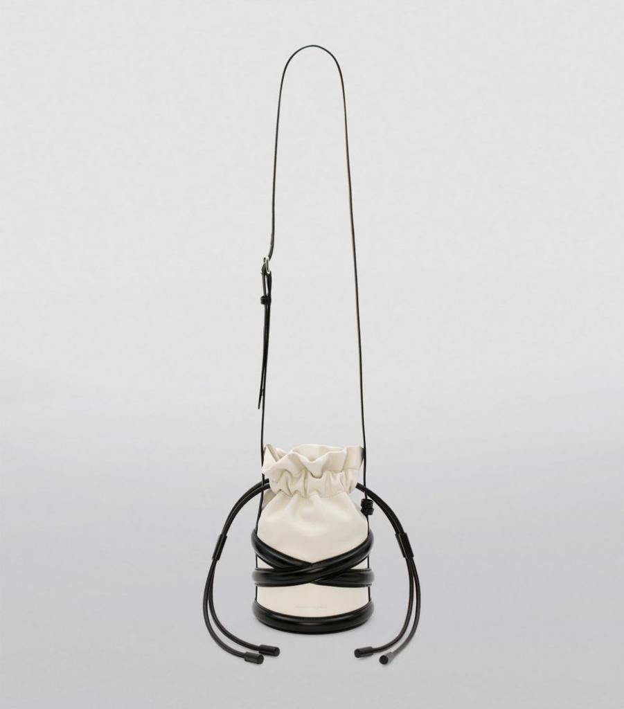 商品Alexander McQueen|Leather The Curve Drawstring Bucket Bag,价格¥10636,第4张图片详细描述