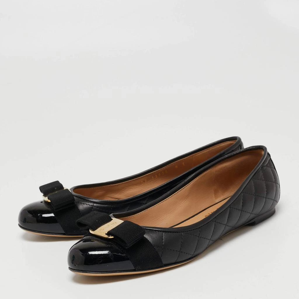商品[二手商品] Salvatore Ferragamo|Salvatore Ferragamo Black Leather and Patent Cap-Toe Vara Bow Ballet Flats Size 38.5,价格¥3465,第2张图片详细描述