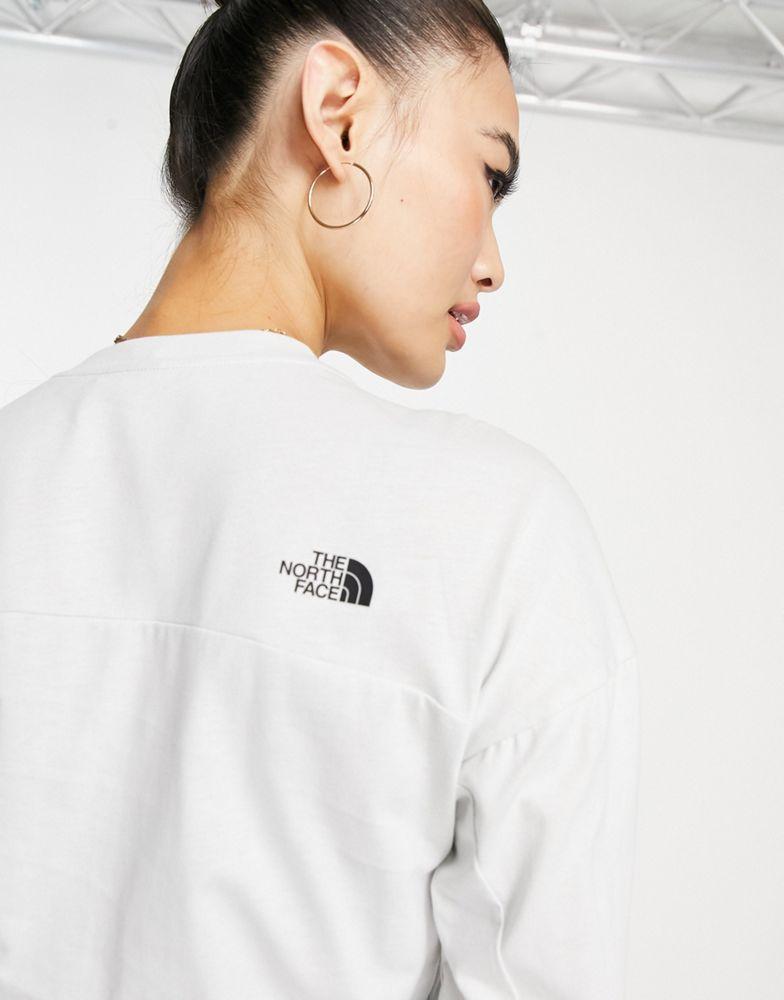 商品The North Face|The North Face Ensei long sleeve cropped heavyweight t-shirt in light grey Exclusive at ASOS,价格¥179,第4张图片详细描述