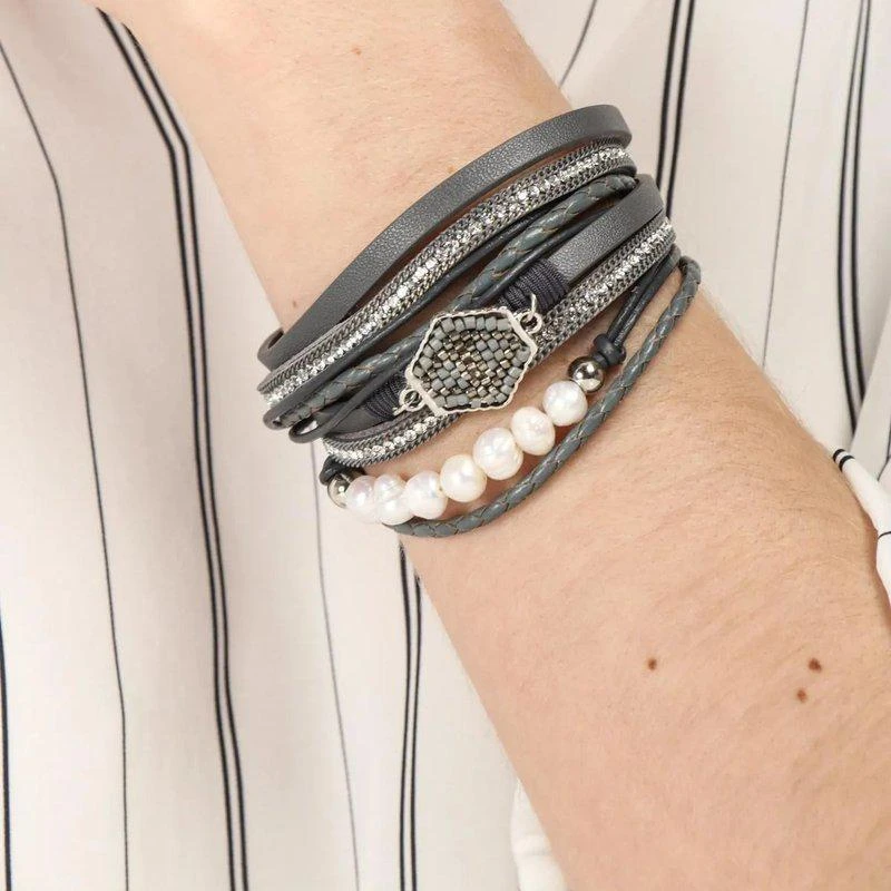 商品Saachi Style|Dream Leather and Crystal Bracelet,价格¥242,第1张图片