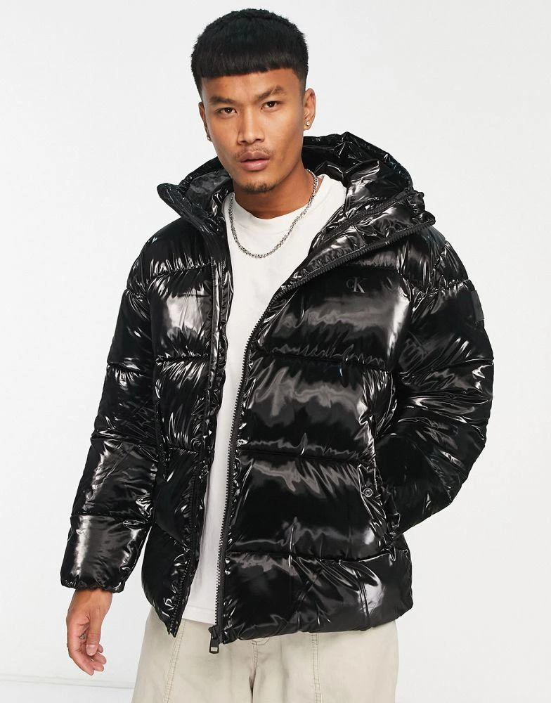 商品Calvin Klein|Calvin Klein Jeans badge logo high shine oversized puffer jacket in black ,价格¥2627,第1张图片