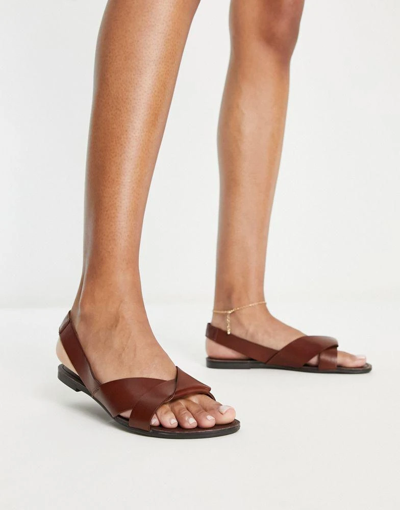 商品Vagabond|Vagabond Tia flat sandals in cognac leather,价格¥683,第2张图片详细描述