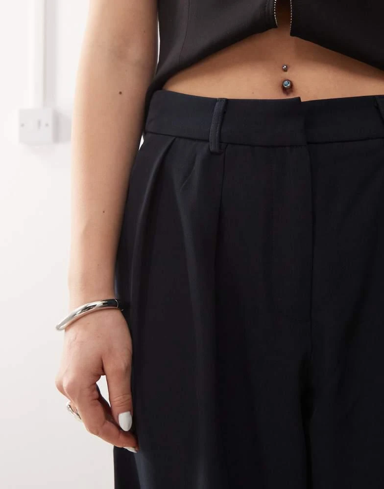 商品Motel|Motel nala slouchy wide leg low rise trousers in navy,价格¥325,第5张图片详细描述