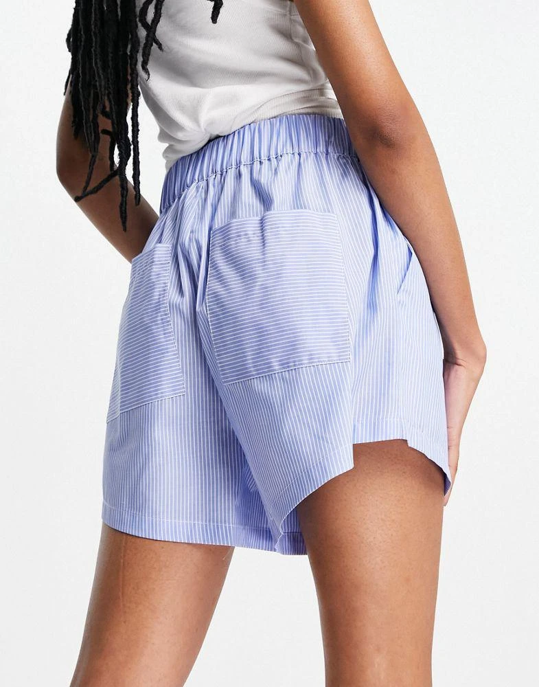 商品NA-KD|NA-KD x Mathilde Gohler high waist stripe shorts in blue,价格¥163,第3张图片详细描述