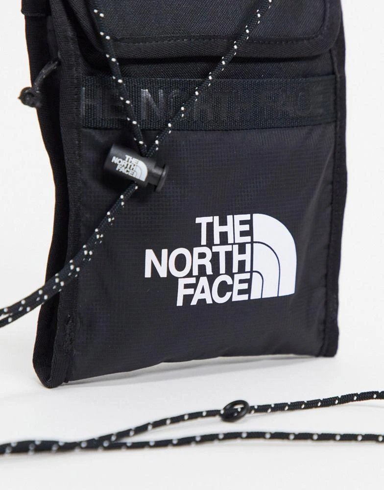 商品The North Face|The North Face Bozer neck pouch in black,价格¥111,第3张图片详细描述