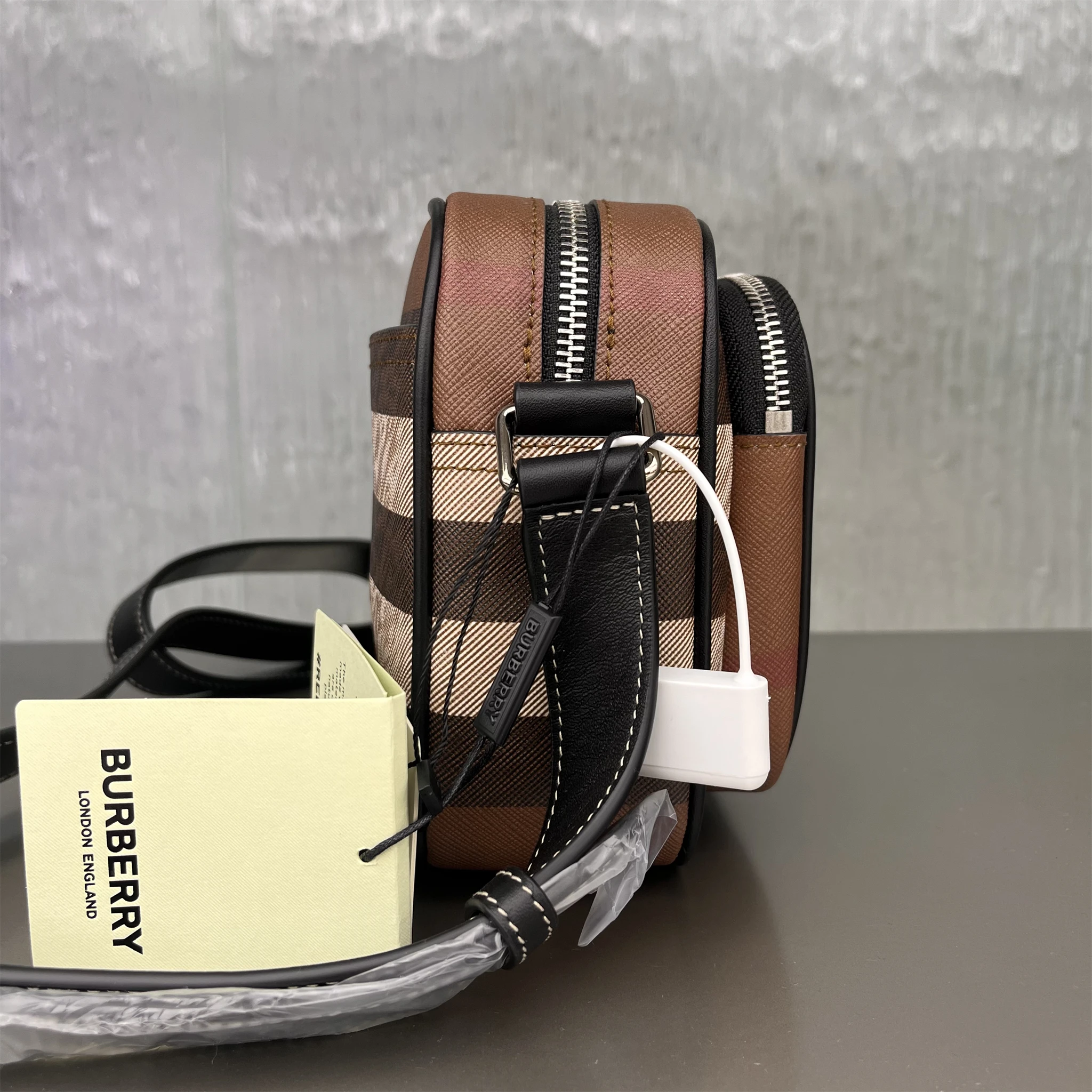 商品Burberry|BURBERRY 格纹男士单肩包 8049145,价格¥4489,第1张图片