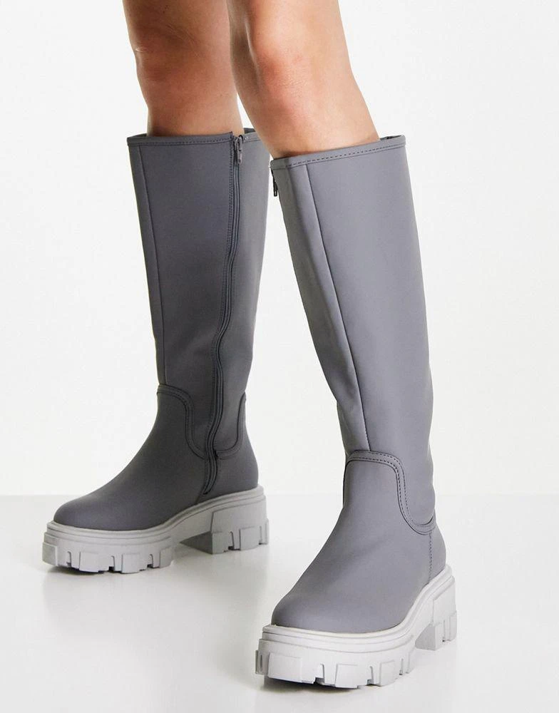 商品ASOS|ASOS DESIGN Wide Fit Carla chunky flat knee boots in grey,价格¥171,第3张图片详细描述
