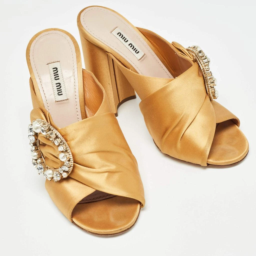 商品[二手商品] Miu Miu|Miu Miu Brown Satin Crystal and Faux Pearl Embellished Brooch Peep Toe Slide Sandals Size 37,价格¥1356,第4张图片详细描述