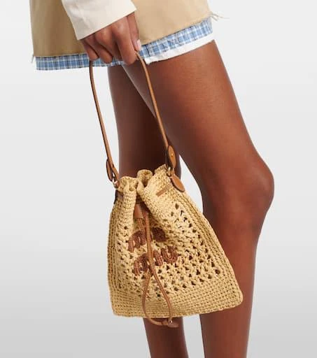 商品Miu Miu|Logo leather-trimmed raffia bucket bag,价格¥9576,第2张图片详细描述