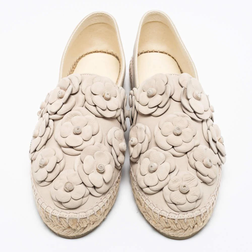 商品Chanel|Chanel Light Grey Nubuck Leather Camellia Flower Espadrille Flats Size 41,价格¥5390,第3张图片详细描述