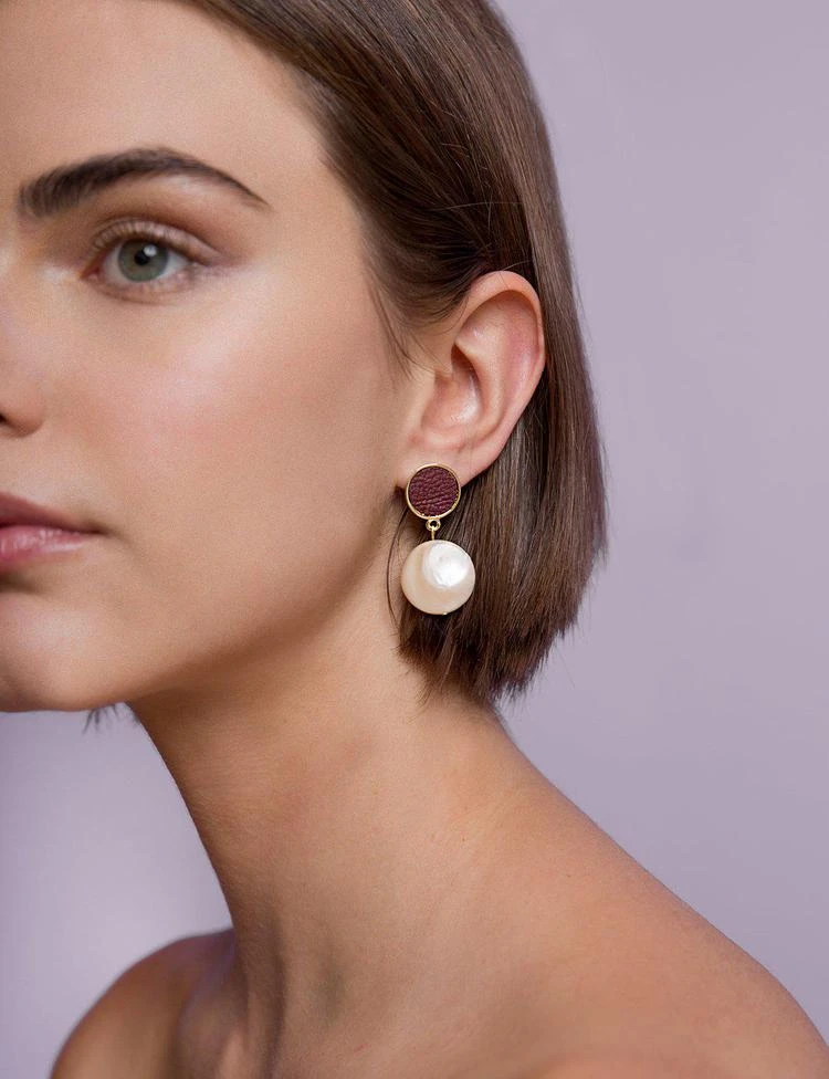 商品Pixie Market|Pearlized Drop Earrings,价格¥136,第2张图片详细描述