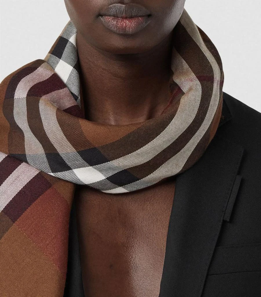 商品Burberry|Wool-Silk Check Scarf,价格¥4686,第5张图片详细描述