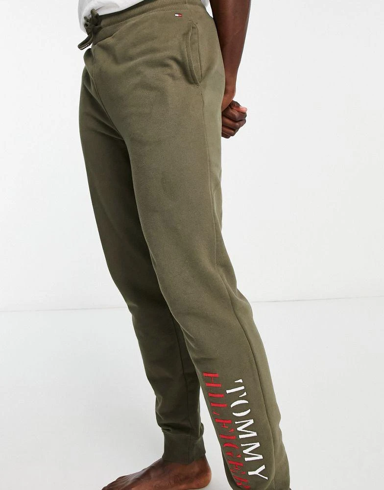 商品Tommy Hilfiger|Tommy Hilfiger loungewear joggers in khaki co-ord,价格¥347,第2张图片详细描述